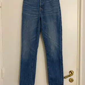 Högmidjade jeans i modellen standard high. Fin mellanblå klassisk färg. 