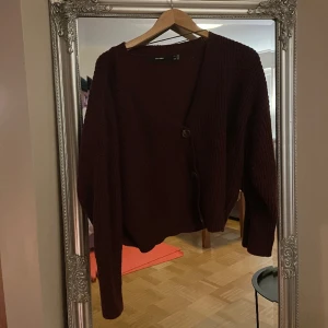 Kofta  - Vinröd kofta i L 