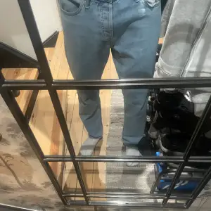 Säljer ett par straight/regular fit ljusblåa jeans från Jack and Jones perfekta för sommaren. Dom är i nyskick och iprincip bara testade. Nypris är 400.
