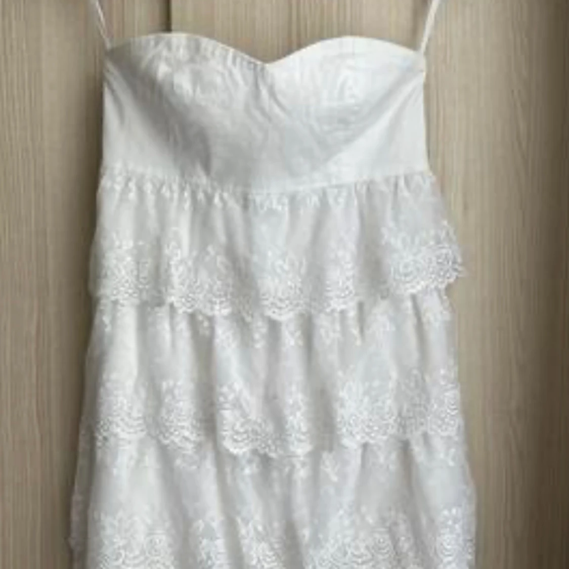 Superfin vit klänning med volanger❤️