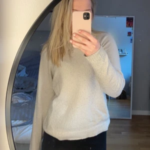 Stickad tröja  - Stickad tröja från Vero Moda. Den är lite krämfärgad eller ljusbeige. Lite nopprig men fortfarande superfin.❤️❤️
