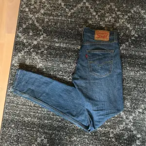 Säljer nu dessa Levis jeans för dom börjar bli för små väldigt bra skick i storlek w29 L32 köpta för 900 säljer dom för 350  