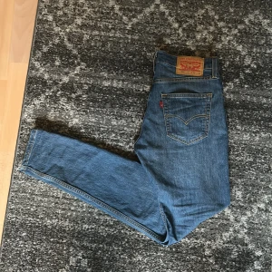 Levis jeans  - Säljer nu dessa Levis jeans för dom börjar bli för små väldigt bra skick i storlek w29 L32 köpta för 900 säljer dom för 350  