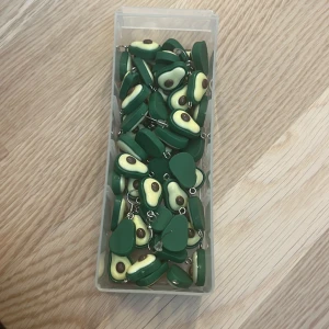 Avokado berlocker - Söta avokado berlocker. Finns med och utan krok. 2kr styck.