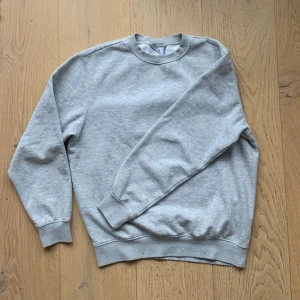 WEEKDAY Sweatshirt - Mycket fin sweatshirt från WEEKDAY. Ljusgrå färg. I mycket bra skick. Hör gärna av dig vid frågor och funderingar.