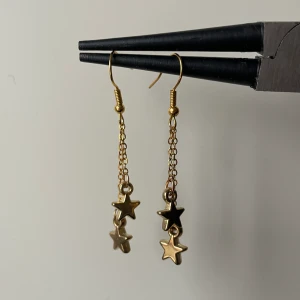 #008 örhängen 💓 - Fina örhängen! Finns i både guld och silver, men jag måste bara ta bild på de silvriga. Köps i par för 45kr eller styck för 25kr.