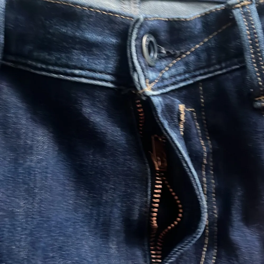 Säljer dessa otroligt snygga replay Anbass jeansen // dem är som nyskick förutom att gylfen är lite sönder som ni kan se på bild 3 - därmed priset // otroligt bekväma då de är hyperflex // riktigt kap🤝 // kom PM för mer bilder //frågor?. Jeans & Byxor.