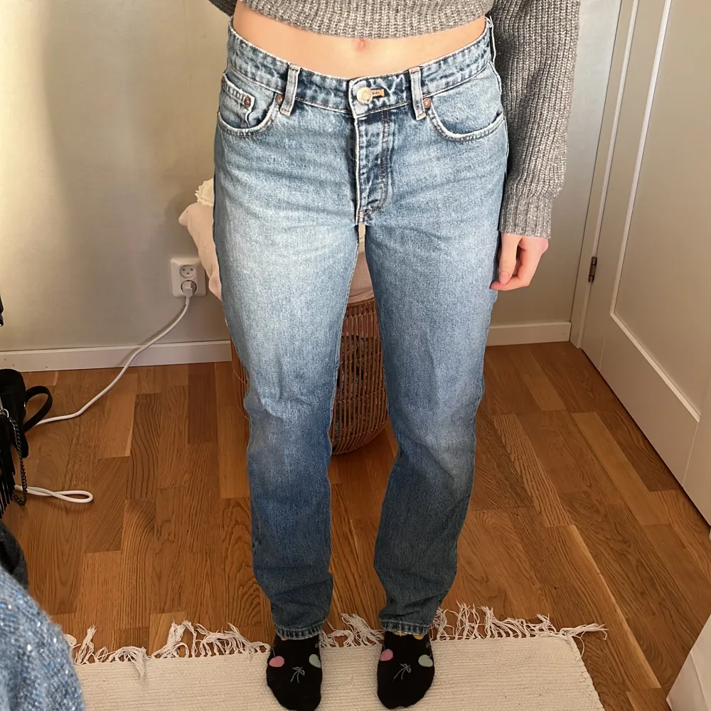 Ett par blå low waist jeans från zara i storlek 38🌸 knappt använda och i bra skick! Vid frågor skriv gärn till mig💕. Jeans & Byxor.