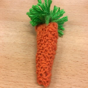 Stickad motot - Orange med grön blast. Pris diskuteras vid intresse. 🧡💚