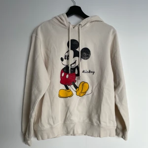 Hoddie  - Hoddie med mussepigg tryck. Använd men i bra skick. Det är meningen att tryck ska se tvättat ut. Storlek M. DM för fler bilder