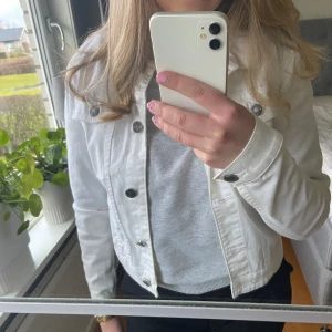 Jeansjacka - En vit jeansjacka som tyvärr inte kommit till användning mer än en gång 