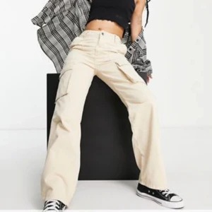 Cargo pants - Cargo byxor från bershka petite Fler bilder finns🤍