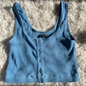 Blå topp från BikBok - Storlek: XS Skick: Väldigt bra  Priset kan diskuteras 🥰