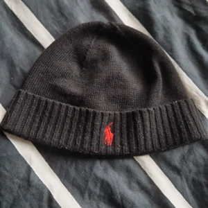 Ralph lauren mössa - Svart mössa med röt merke