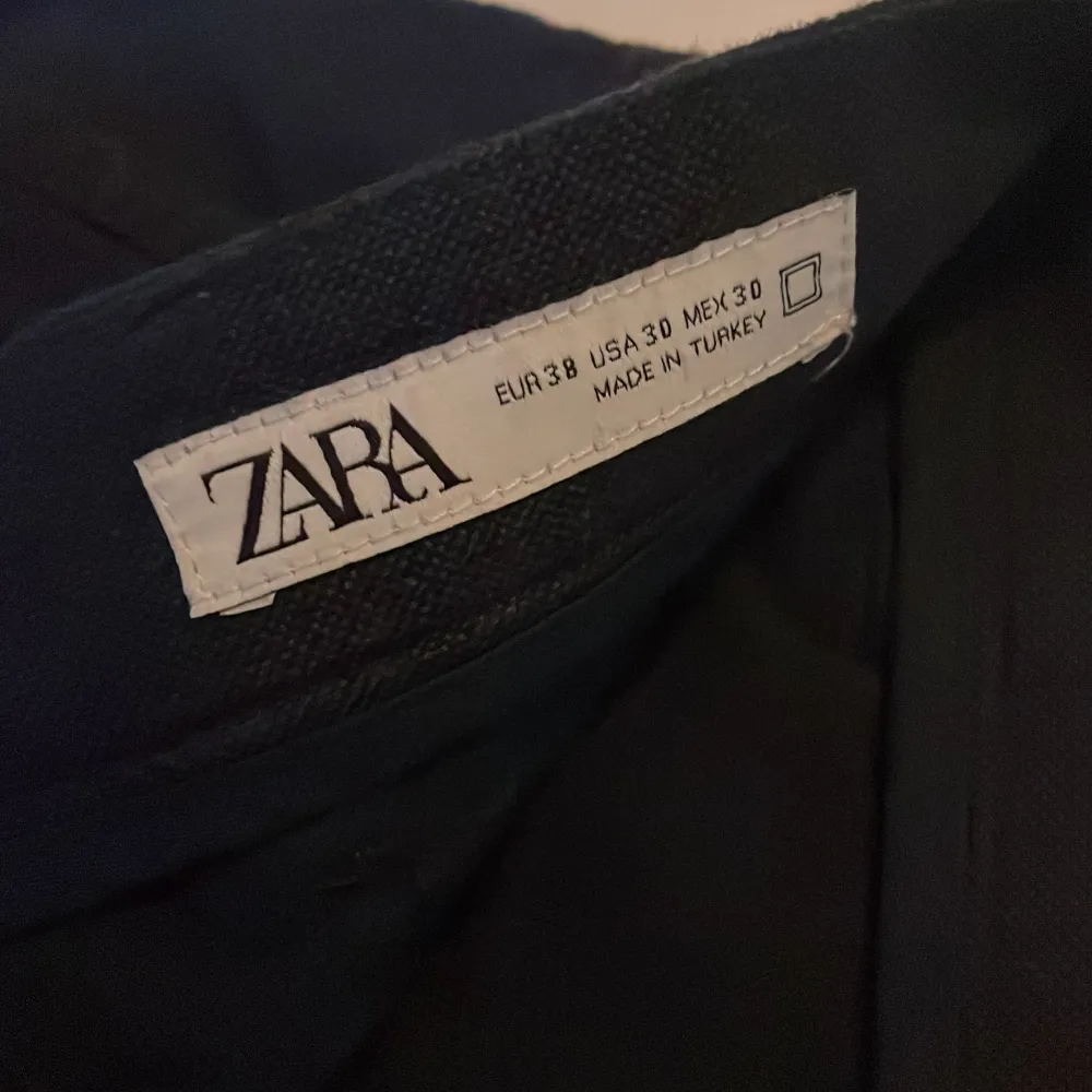 Marinblåa/mörkblå linne shorts från Zara i storlek 38. Knappt använda och i nyskick. Osäker på vad färgen heter. . Shorts.