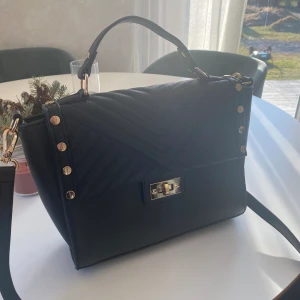 Svart Väska - Snygg väska från Dorothy Perkins i mycket bra skick❤️