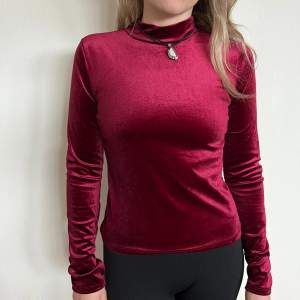 Very nice and soft velvet blouse. Dark red / burgundy color.  👚🌹🧶can be worn elegant or depending on the accessories can fit different other occasions.  Condition: Like new (wore it once)  Size (EUR S)  