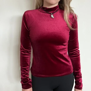 Velvet blouse Gina Tricot  - Very nice and soft velvet blouse. Dark red / burgundy color.  👚🌹🧶can be worn elegant or depending on the accessories can fit different other occasions.  Condition: Like new (wore it once)  Size (EUR S)  