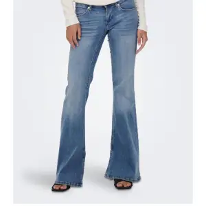 Populära Only jeans, flared med slits. Jättefin ljusblå färg, så snyggt till våren! Aldrig använda, så nyskick. Innerbenslängd 74cm, midjan tvärsöver 31cm, midjeomkrets ca 63cm. Stretchiga. 