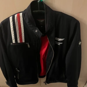 Hackett london aston martin racing jacka - Snygg och skön jacka från Hacket london. Skick 10/10 knappt använd