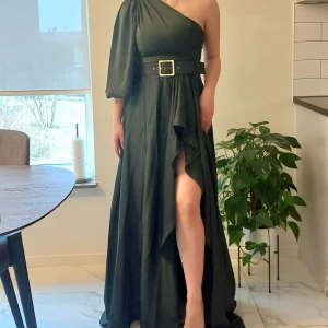 Balklänning  - Jätte formell och fin off-shoulder maxiklänning som passar till både bal och bröllopsfest. Klänningen är i superbra skick och är som ny. Slitsen går att sy ihop lite ifall man vill. Nypris är 3200 men jag säljer den för 1200.
