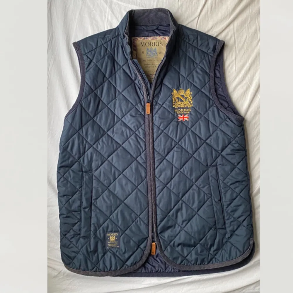 Morris Trenton Quilted Vest Old Blue i storlek XS. Endast använd en gång så i nyskick. Nypris 1999kr säljer för halva priset. Jackor.