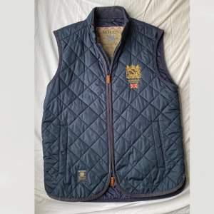 Morris Trenton Quilted Vest Old Blue i storlek XS. Endast använd en gång så i nyskick. Nypris 1999kr säljer för halva priset