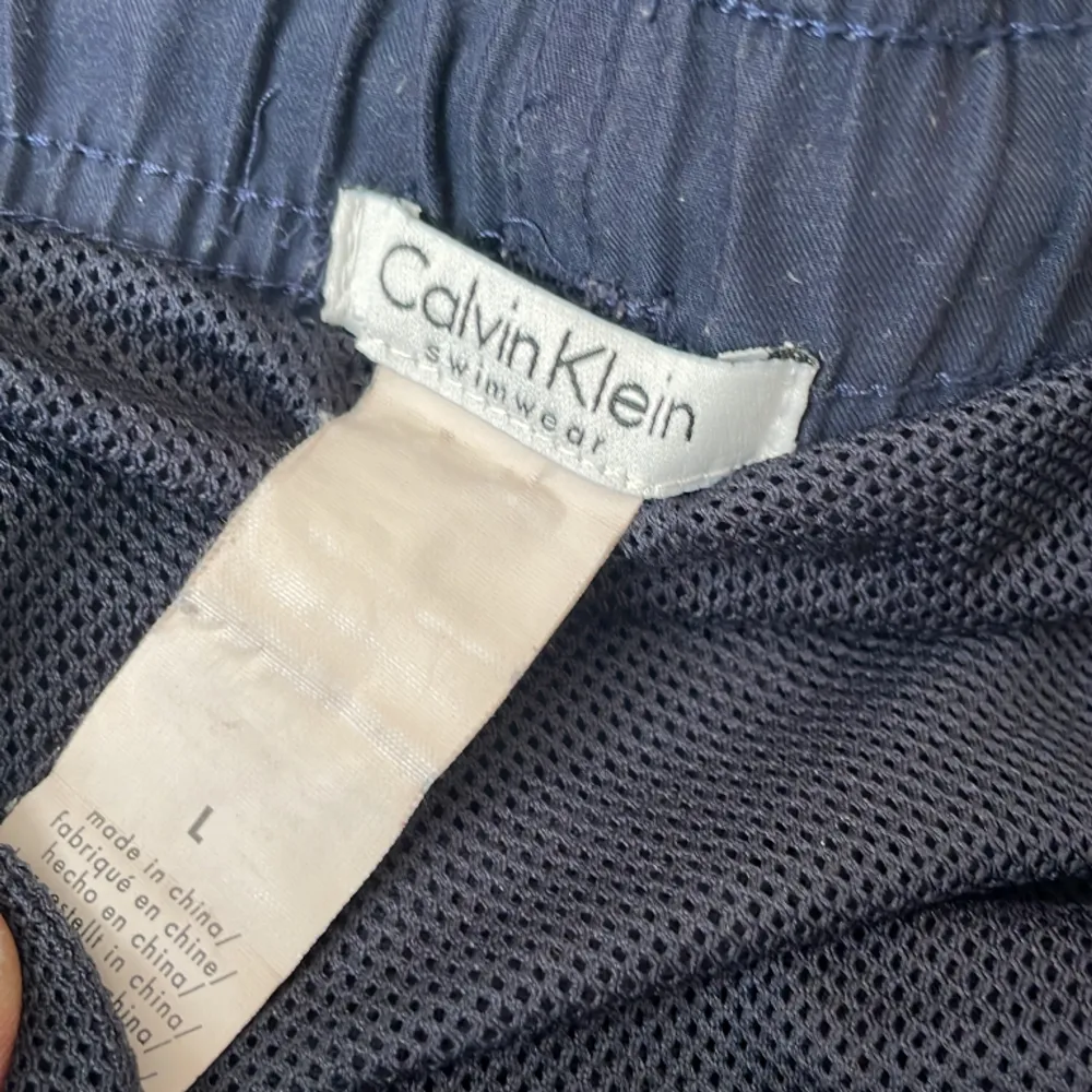 Hej! Säljer ett par Calvin Klein badshorts , storlek L/XL . Fint skick .    Hör av er om ni vill ha fler bilder.. Shorts.