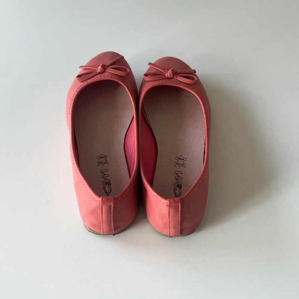 Rosa ballerinaskor från K&M i äkta läder. Storlek 37, fotsulan är 24,5 cm 💕. Skor.