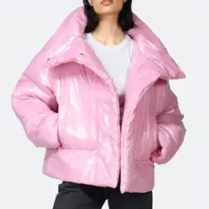 Helt ny och oanvänd❤️ Jättefin rosa färg och fleece fickor!❤️❤️Endast provad!❤️🌷Säljs ej längre vad jag vet! Perfekt nu till våren då den ej är särskilt varm❤️❤️❤️❤️