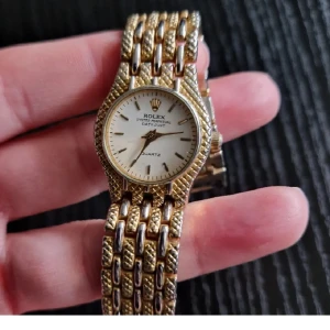 Klocka  - "Rolex".   " = lookalike/ish.   sliten men snygg klocka, begagnat skick, behöver också nytt batteri. Säljes i befintligt skick. 