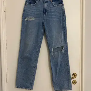Högmidjade raka/vida ben jeans. 90's modell i ekologisk bomull. Klassisk fin mellanblå färg. 