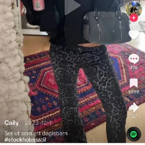 Populära leopard byxor  - Använda två gånger och säljer nu pgv att jag ångrat köpet. 