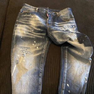 Dsq 2 jeans - Säljer mina mörk/ ljus blåa jeans. Storlek 32, jag är 175 och dom passar mig perfekt . DM vid frågor eller intresset