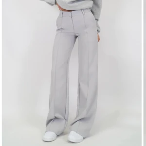 Kostymbyxor  - Kostymbyxor i nyskick aldrig använt bara legat i garderoben därför säljer jag, sitter super bra strl M/L tall💕