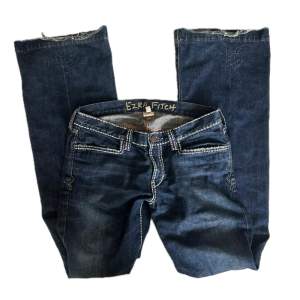 Mörkblå low waist jeans med målade detaljer, långa, målade och omsydda för att passa mina mått, fungerar bra på strl 36 men säkert 34/38 med🫶🏼 Möts gärna upp i stockholm, annars tillkommer frakt❤️🤙🏼