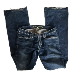 Lågmidjade jeans - Mörkblå low waist jeans med målade detaljer, långa, målade och omsydda för att passa mina mått, fungerar bra på strl 36 men säkert 34/38 med🫶🏼 Möts gärna upp i stockholm, annars tillkommer frakt❤️🤙🏼