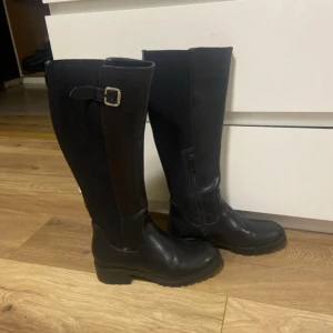 Svarta höga stövlar  - Svarta höga stövlar, knappt använda  Storlek 38 