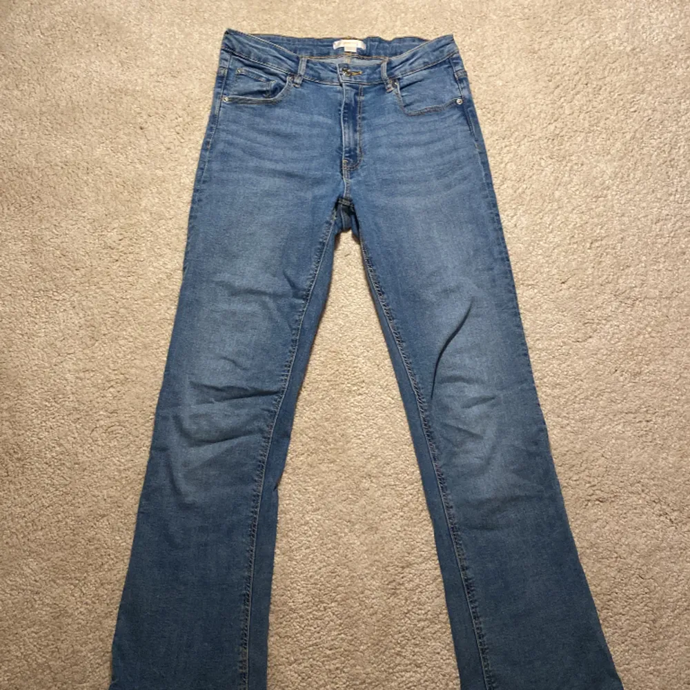 Säljer dessa Gina Tricot jeans. Har sytt upp dem lite och skulle säga att de kanske passar någon som är ca 155 lång. Hör av dig om du har fler frågor 💕. Jeans & Byxor.