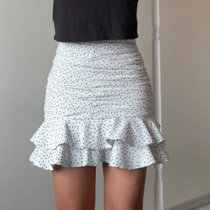 Prickig kjol - Snygg kjol i bra skick, använd ca 2 gånger och har inga defekter. Den kommer ifrån loavies. 