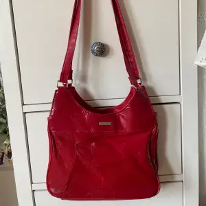 Fin, röd handväska. Minimalt slitage som påvisas på bilden, stark röd färg och rymmer det mesta! 