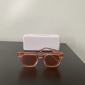 jätte coola chimis!!! - Säljer dessa as coola chimis i rosa!! jättebra för att få en cool outfit. Säljer då de tyvärr inte kommer till användning. tryck på köp nu eller skriv vid frågor/intresse! kan förhandla pris vid snabb affär.  fodralet ingår såklart ❣️❣️