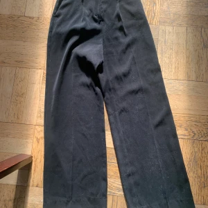 Vila kostymbyxor  - Vila kostymbyxor i strl xs, långa på mig som är 160, bra skick