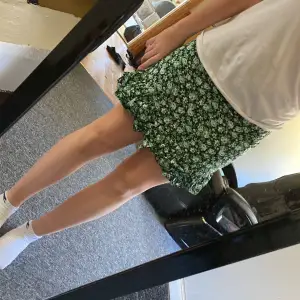 En söt sommar kjol köpt ifrån Lindex 