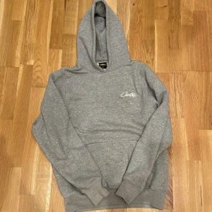 Corteiz hoodie - Corteiz hoodie! Perfekt skick✅ Stl xs men passar s Orderbekräftelse finns✅ pris kan diskuteras  Skriv vid frågor! Mvh Noah 