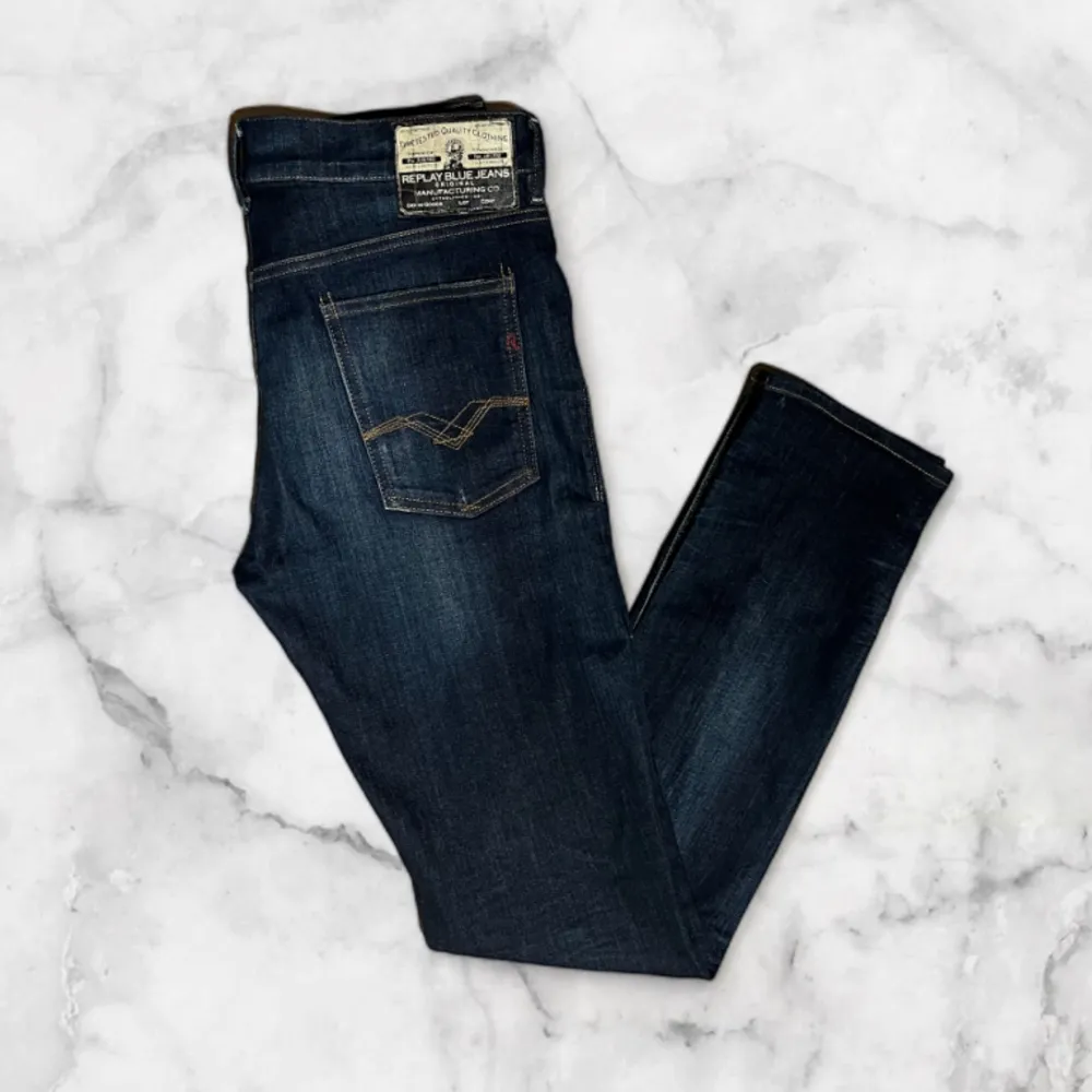 Väldigt feta Replay jeans! Modell: Replay Slimpar som liknar Anbass  Skick: 9.5/10  Storlek: W30/L32    Kontakta vid fler frågor eller funderingar🤝. Jeans & Byxor.