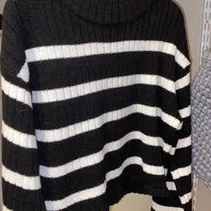 Tröja - En fin randig tröja som tyvärr inte passar mig, inga defekter då den endast har används 2 gånger💗