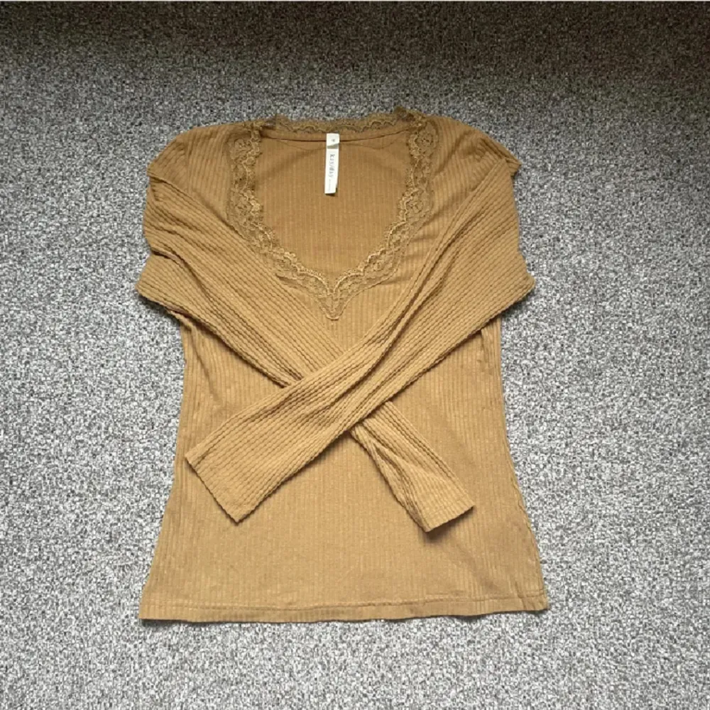 fin tröja med spets som inte används, svår färg att beskriva, typ brun/orange❤️. Tröjor & Koftor.
