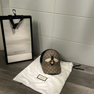 Gucci keps bee  - Tjena säljer min Gucci keps eftersom jag skaffat en ny, den är i nyskick, 10/10.   Tvättlappen har jag klippt bort eftersom jag tyckte den var jobbig för den ramla ut ur kepsen hela tiden  Om frågor eller mer bilder är det bara och skriva//MVH Axel