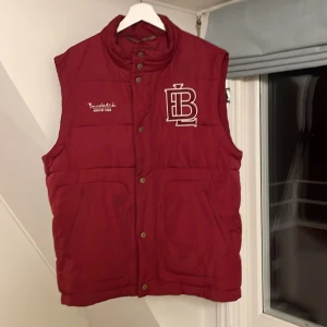 Bondelid väst - Köpte denna till vårsäsongen men tyvärr är den lite stor till mig (har vanligtvis m) den är i riktigt bra skick!